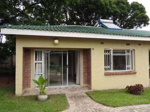 2 bedroomed apartment with en-suite and kitchenette - 2070 Appartamento in Harare