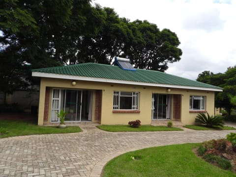2 bedroomed apartment with en-suite and kitchenette - 2069 Condo in Harare