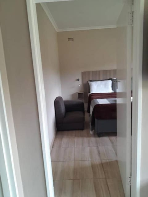 2 bedroomed apartment with en-suite and kitchenette - 2068 Condominio in Harare