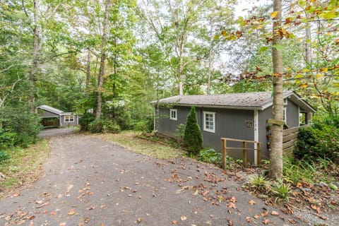 New Listing! Two Houses - 4 Minutes to Dahlonega, Hot Tub House in Dahlonega