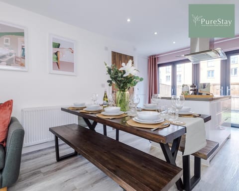 Stunning Five Bedroom House By PureStay Short Lets & Serviced Accommodation Manchester With Free Parking House in Manchester