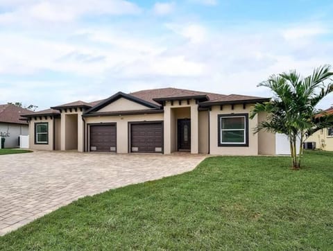South West Florida Family Home, 3 Bedroom,2 Bathroom, King bed suite, Close to Beaches, Parks, Fishing, Golfing, Kayaking Villa in Rotonda West