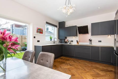 Newly renovated Victorian house with free parking House in Hove