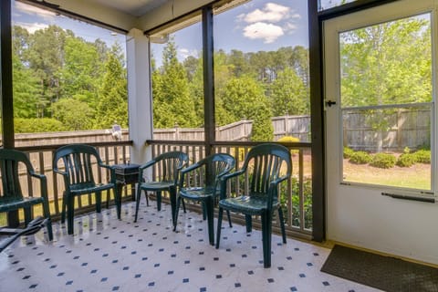 Sunny Apex Vacation Rental with Pool Access! Apartamento in Apex