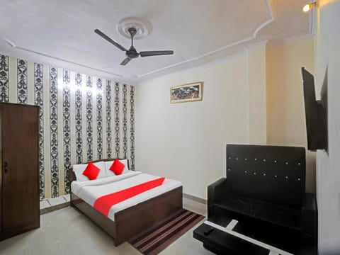 OYO Flagship Hotel Park Stay Hotel in Noida