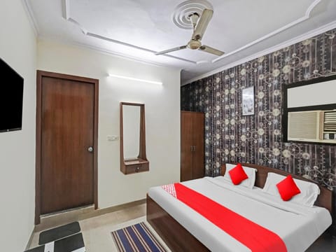 OYO Flagship Hotel Park Stay Hotel in Noida