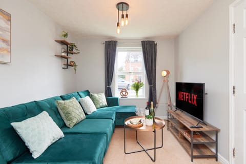 Evergreen House - Modern 4-bed Family, Contractors, Free Netflix, Fast WiFi, NEC, Resorts World, JLR, Airport House in Solihull