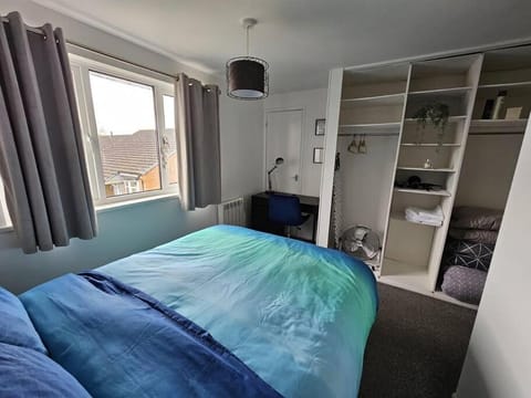 Entire Spacious Modern One Bedroom House Condominio in Swindon