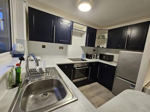 Entire Spacious Modern One Bedroom House Condominio in Swindon