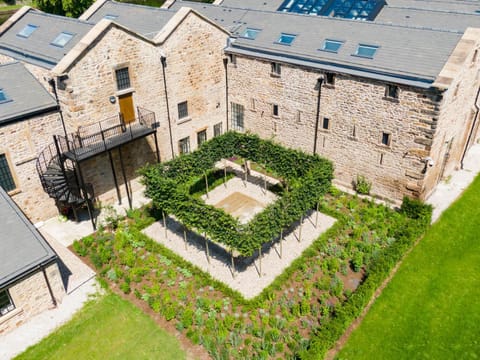 Property building, Garden, Balcony/Terrace