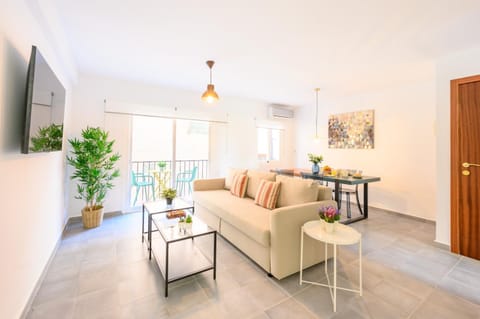 TV and multimedia, Living room, Seating area, Dining area, air conditioner