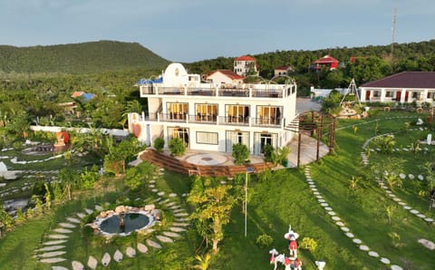 Property building, Natural landscape, Garden view