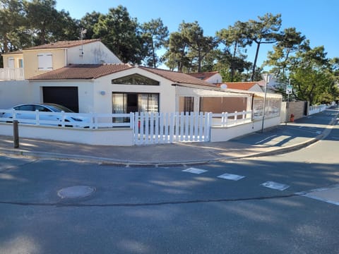 Neighbourhood, Street view, Parking