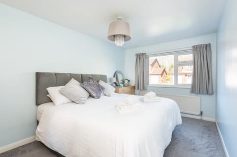 Bed, Other, Photo of the whole room, Bedroom, towels