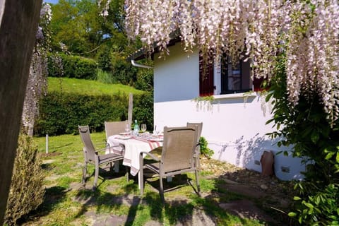 Property building, Patio, Spring, Day, Garden, Dining area, Garden view