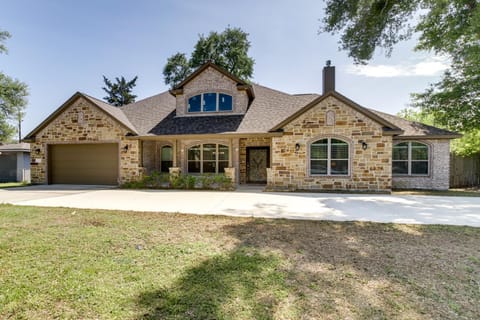 Chic Texas Abode with Patio and Fenced-In Yard! Maison in Tomball