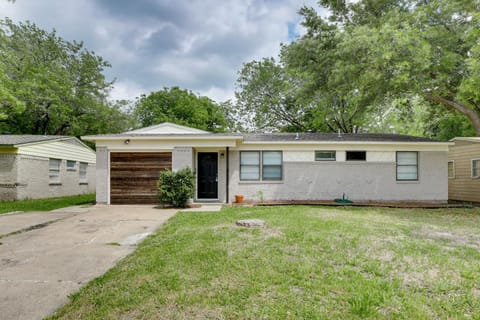 Pet-Friendly Mesquite Home Rental with Fenced Yard! Haus in Garland