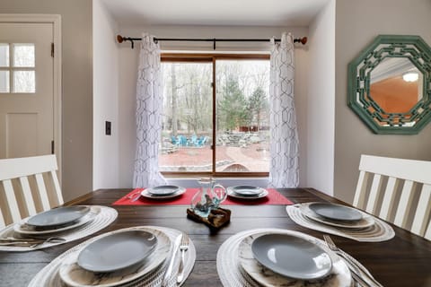 Premier Cozy Cabin - Free Amenities & Comm Indoor Pools House in Middle Smithfield