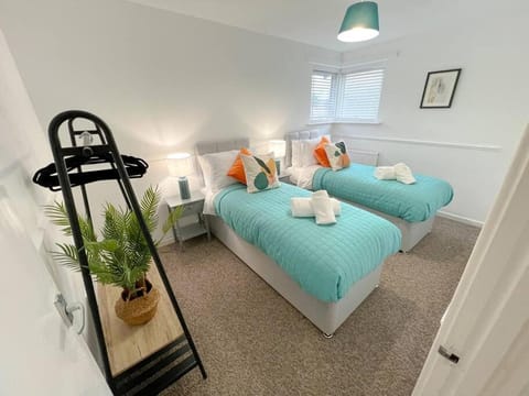2 Bedroom Flat - Free Parking Condo in Aylesbury Vale