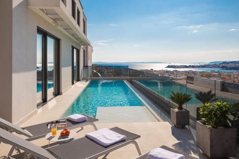 Swimming pool, sunbed