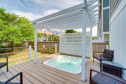 Modern Surf City Beach House with Hot Tub! House in Surf City