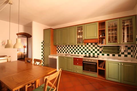 Kitchen or kitchenette, Dining area, pet friendly, stove