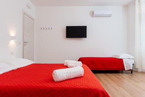 Bed, TV and multimedia, Photo of the whole room, Bedroom, towels, air conditioner