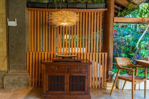 Day, Dining area