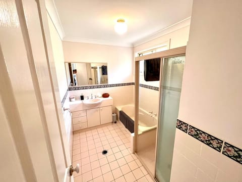 3 Bedroom Town house near Gosford CBD Sleeps 6 plus Condo in Gosford