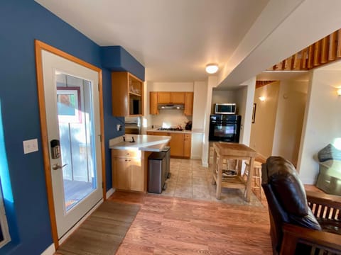 Quiet, Elegant & Cozy - 4 Miles from Downtown Maison in Talkeetna