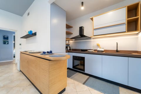 Kitchen or kitchenette, dishwasher, stove