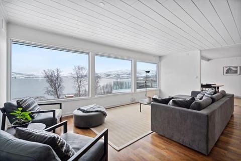 Hus med egen strandlinje Condominio in Tromso