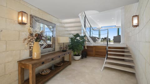 Philotimo - Absolute Beach Front at North Avoca Haus in Terrigal