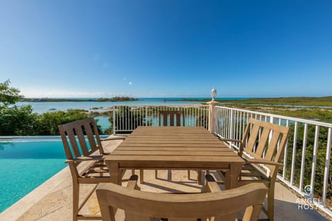 Dreamy Chalk Sound Stay WIFI plus Sunset Views Condo in Turks and Caicos Islands