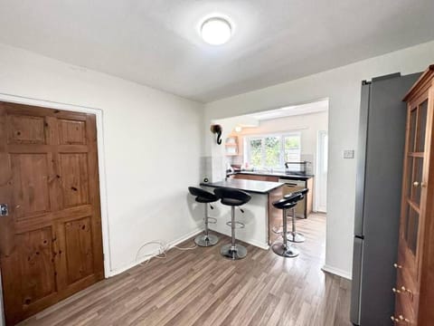 Spacious 3-Bed House with car park near Heathrow House in Hounslow