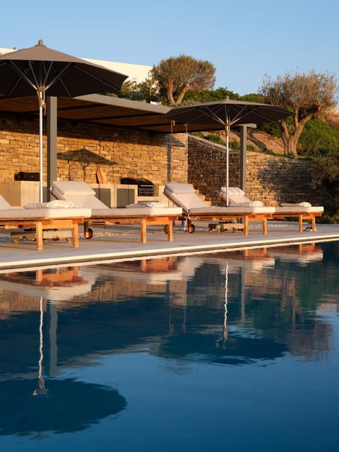 Swimming pool, sunbed