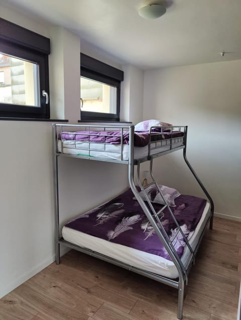 Bedroom, bunk bed