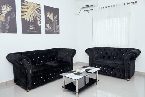 L'IMMEUBLE QUEEN M.N.M Appartement in Douala