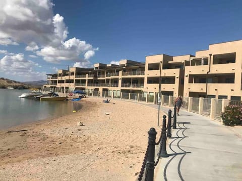 Boater’s Paradise, Kingsview 4th floor, on lake! House in Lake Havasu City
