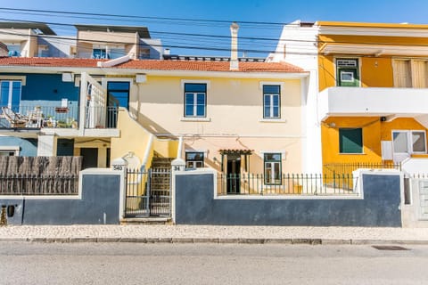 Property building, Neighbourhood, Balcony/Terrace, Street view