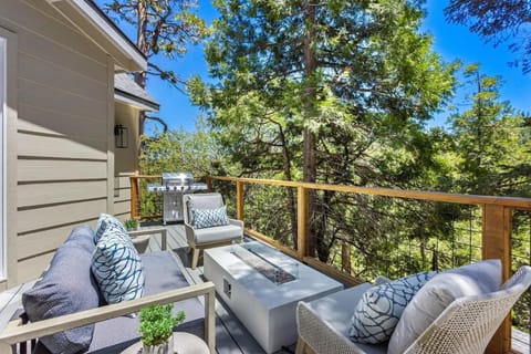 New Luxe Home 6BD 5BA Great and Bonus Rooms 2 Decks AC Dogs eBikes House in Lake Arrowhead