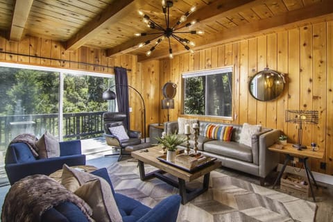Whispering Pine Modern Luxe 3 Level 2000 sqft AC View Dogs Village Casa in Lake Arrowhead