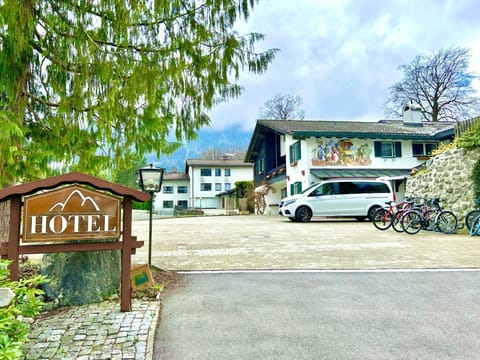 Property building, Logo/Certificate/Sign, Street view, Location, Parking