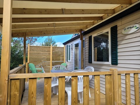 Patio, Day, Dining area