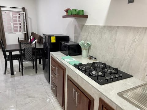 Kitchen or kitchenette, Dining area, minibar, stove