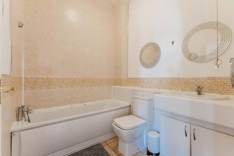 Comfortable Double Room for Your London Getaway Apartment in London Borough of Southwark