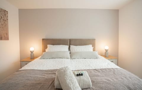 2 Bed Home - HS2, NEC, Resorts World & BHX Airport Eigentumswohnung in Marston Green