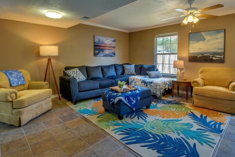 Breezy Fort Walton Townhome about 5 Mi to Beach! Haus in Wright