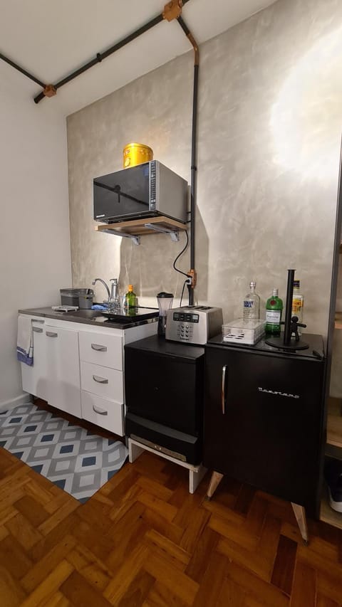 Kitchen or kitchenette, minibar, stove