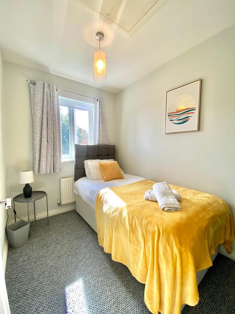 Oakley House - Spacious 3 Bedroom, Garden and Parking Casa in Corby